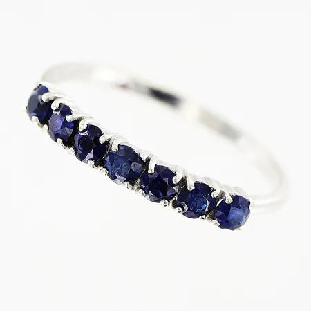 Ring med mörkblå stenar stl:18¾, bredd 1,5-3mm, vitguld, 14K Vikt: 0 g