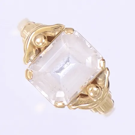 Ring med vit sten stl 17½, bredd 2,5-10mm, 18K Bruttovikt: 3,4g Vikt: 3,4 g