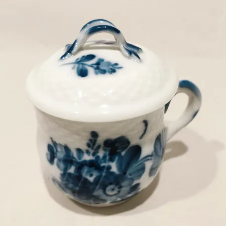 Cremekopp med lock, Blå Blomster Royal Copenhagen Danmark, nr 2653-1594, höjd 8cm, bredd 6cm, porslin