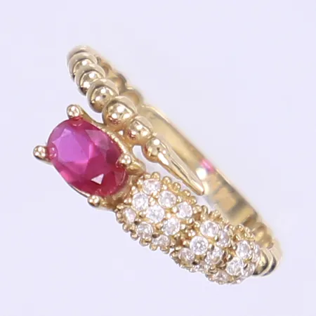 Ring med röd samt vita stenar stl:17¼ bredd 1-7mm 14K Vikt: 1,8 g