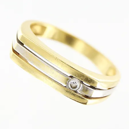 Ring med sten stl: 20½, bredd 3-6mm, slitage på vitguld, 18K Vikt: 4,8 g