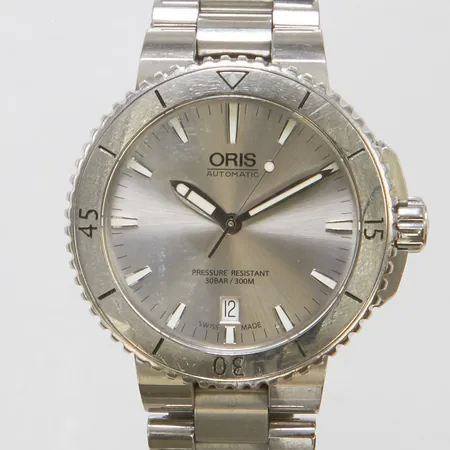 Armbandsur Oris Aquis Date stål automatisk 40mm, refnr 7676, serienr 32-45476, datum, glasbaksida, kort stållänk, viklås, repig, inga tillbehör