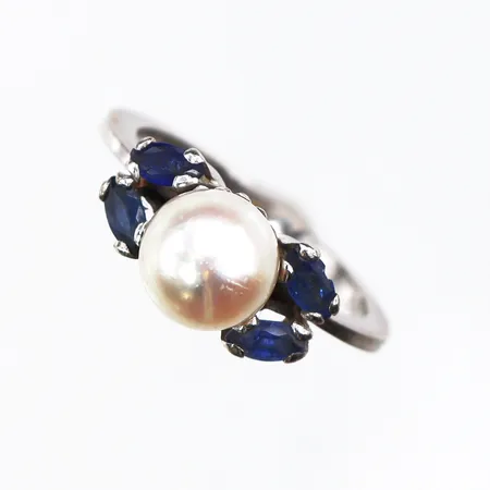 Ring vitguld med pärla och safirer,ojämnhet på skenan,storlek 17 ¾ mm,bredd 1.8-8.1 mm,18k. Vikt: 4,7 g