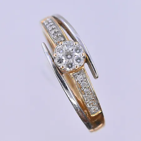 Ring med vita stenar Guldfynd stl:18, bredd 1-7 mm vitgulds detaljer 18K. Vikt: 3,4 g