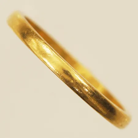 Ring slät stl: 18½, bredd 2,2mm, gravyr, 23K  Vikt: 3,8 g