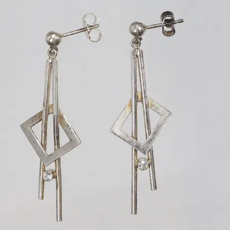 Ett par Örhängen med vita stenar 15x47mm silver 925/1000 Vikt: 4,8 g