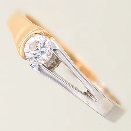 Ring med vit sten stl: 17¼ bredd 2mm tvåfärgad 18K  Vikt: 3,2 g