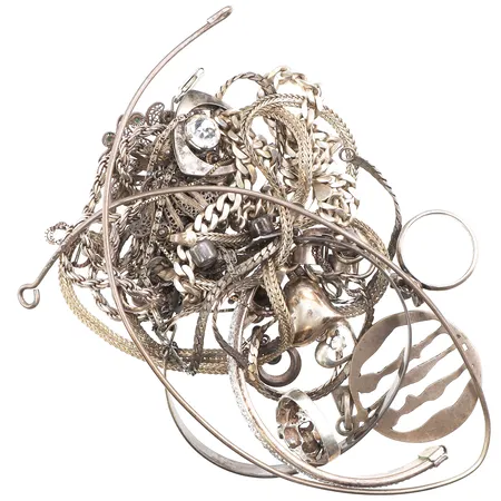 Diverse silversmycken med slitage och defekter 830/1000. Vikt: 130,6 g