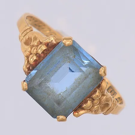 Ring med syntetisk blå spinell stl:17½, år 1954, 18K Vikt: 2,3 g