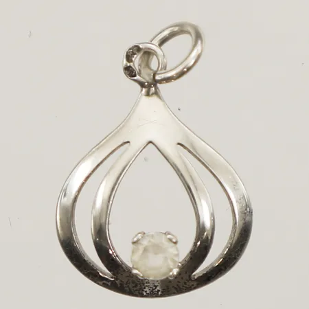 Hänge med vit sten, längd 20mm, bredd 12,7mm, delvis oxiderad Silver 830/1000 Vikt: 0,6 g