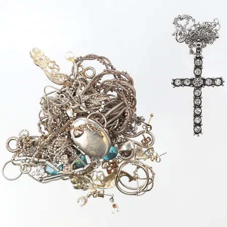 Diverse silversmycken 830-925/1000,några med defekter + halssmycke vitmetall med stenar. Vikt: 98 g