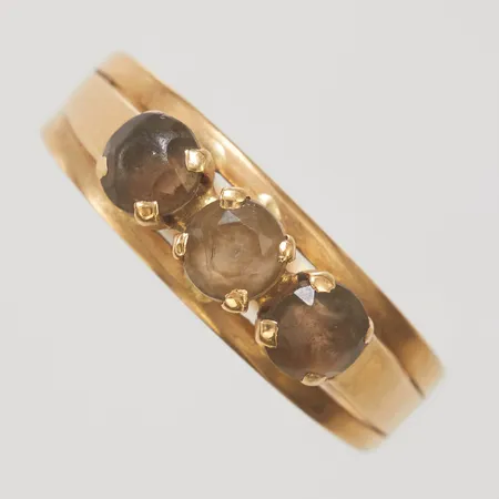 Ring med bruna stenar, stl:17, bredd 2,5-5,5mm, finska stämplar, slitage samt skador på stenar, 14K, 1,7g Vikt: 1,7 g