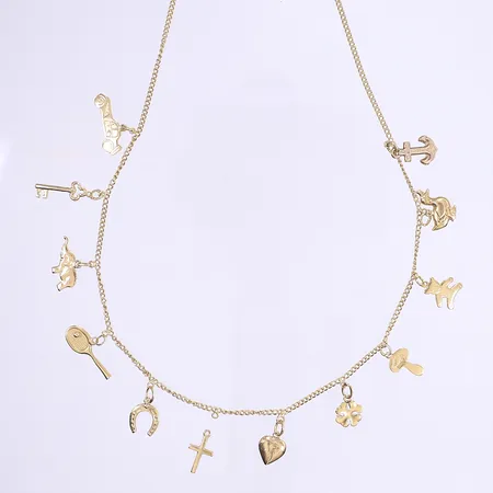 Halscollier med berlocker varav en i lägre karathalt längd 56cm defekt lås trasig berlock 18K Vikt: 13 g