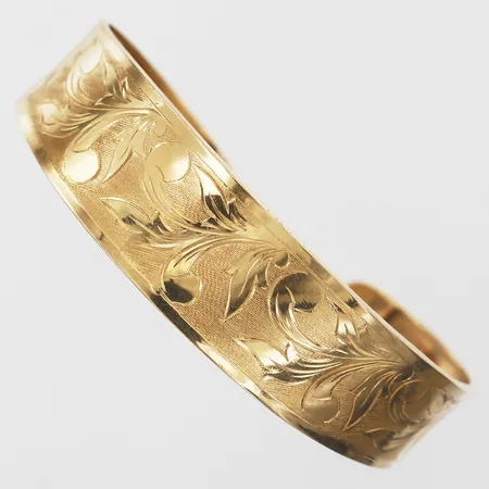Armring med blomsterdekor, öppen mo0dell, innermått 67mm, 18K guld Vikt: 15,6 g