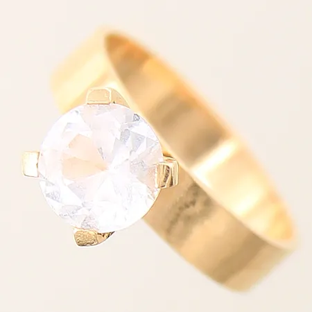 Ring med vit sten stl:16¾ bredd 4-7,7mm, nagg 18K Vikt: 4,1 g