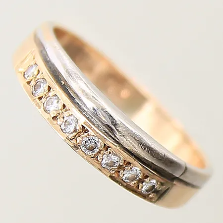 Ring med diamanter 8 x ca 0,015ct stl:17 bredd 2,9-4,5mm, gravyr tvåfärgad 14K Vikt: 2,8 g