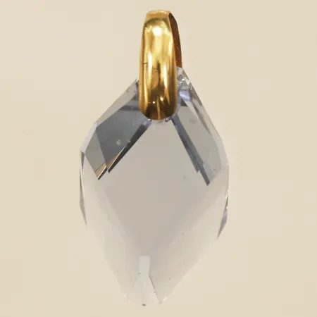 Hänge med blå glassten längd inkl ögla 25mm, bredd 13,2mm, nagg på sten, repig 18K Vikt: 4,5 g