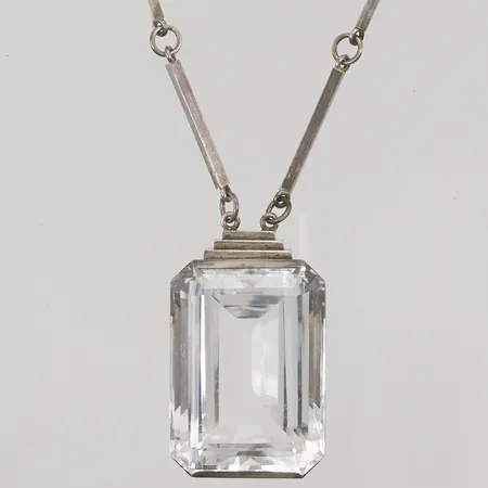 Collier Wiwen Nilsson med bergkristall ca 35x25mm, trappformat hänge på ring och stavlänk, höjd på hänge 40mm, bredd 25mm, längd på kedja 72cm, signerad samt stämplad AN för Wiwen Nilsson, Lund 1940, SWEDEN, originaletui, 925/1000 Silver 77,8g.