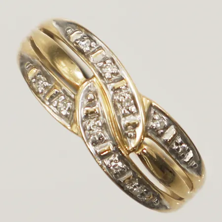 Ring med diamanter 10xca0,01ct, stl:16¾ bredd 7mm, 18K  Vikt: 1,7 g
