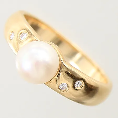 Ring med odlad saltvattenpärla samt diamanter 4 x ca 0,01ct stl:17¼ bredd 3,4-6,8mm, 18K Vikt: 5,2 g