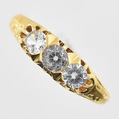 Ring med vita stenar stl:17¼, bredd 1-5mm, 18K. Vikt: 2,7 g