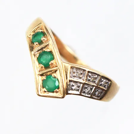 Ring med små diamanter,Guldfynd AB,storlek 16 ¾ mm,bredd 1.9-9.1 mm,18k. Vikt: 2,8 g