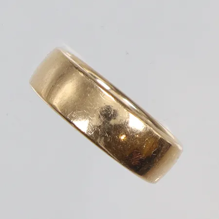 Ring slät med gravyr 18K Vikt: 7,8 g