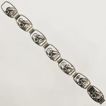 Armband med organisk dekor längd 19cm, bredd 15,5mm, Pinco Förening U P A p år 1952, silver Vikt: 17,4 g