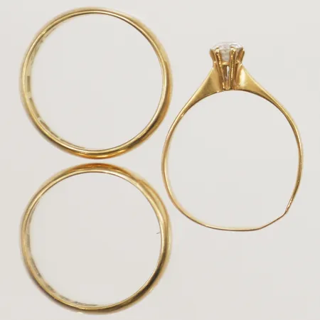 Tre ringar, stenar skeva, gravyr, 18K Vikt: 8 g