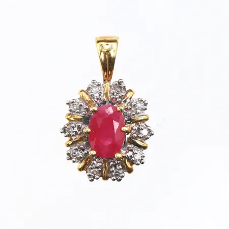 Hänge med rubin och små diamanter,GHA,höjd med ögla ca 16.5 mm,18k. Vikt: 1,9 g