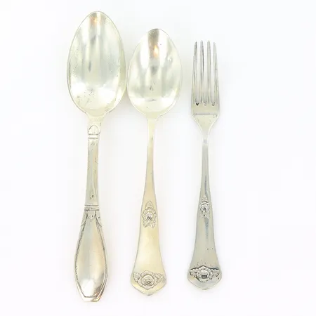 1 bordssked, 1 bordsgaffel, 1 matsked, repor, gravyrer, danskt silver/tre torn. Vikt: 102,1 g