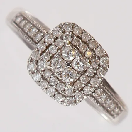 Ring med syntetiska diamanter ca 0,39ctv, enligt gravyr, stl:17 bredd 2-9mm vitguld 9K,  OBS Ändrad Beskrivning!  Vikt: 3,2 g