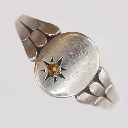 Ring vit sten stl:17¼, bredd 1,5-9,5mm, avklippt, 925/1000 silver Vikt: 1,3 g