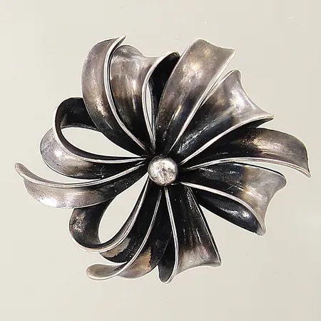Brosch med dekor Ø42mm silver 830/1000 Vikt: 12 g