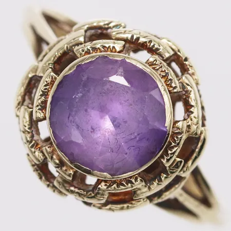 Ring med lila sten stl:18¼ bredd 2,2-13mm, nagg på sten, 14K Vikt: 4,2 g