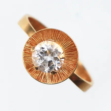 Ring med sten,storlek 17 mm,bredd 1.8-10.5 mm,18k. Vikt: 2,6 g