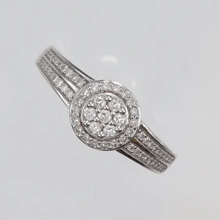 Ring med diamanter totalt ca 0,25ct, stl 18, bredd 1-6mm, vitguld, 18K Vikt: 3,4 g