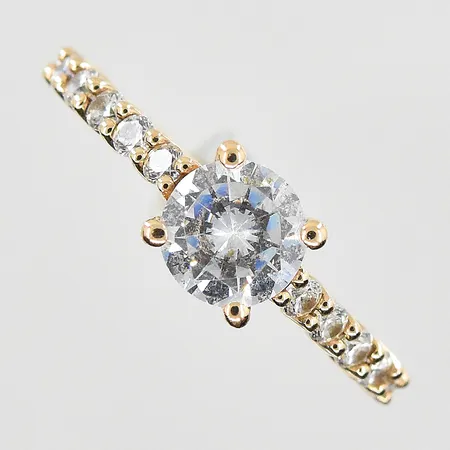 Ring Glamira med vita stenar stl:16 bredd 2-6 mm, gravyr, 14K. Vikt: 2,9 g