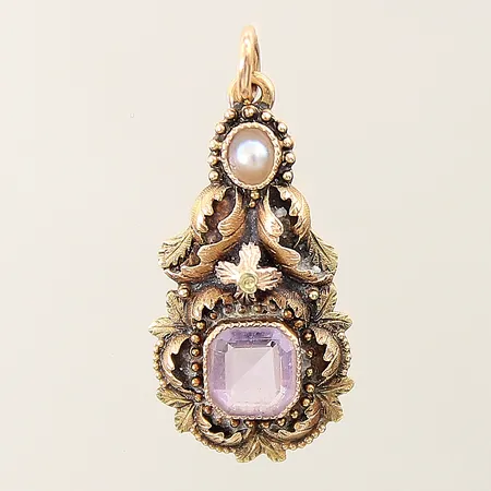 Hänge med lila sten samt odlad pärla 26x12mm 8K  Vikt: 1,6 g