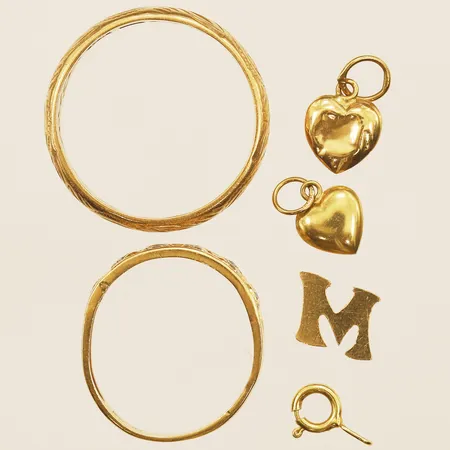 Diverse guld, defekt gravyr saknar stenar, 18K Vikt: 7,4 g