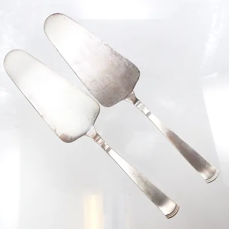 Tårtspade 2 st modell Rosenholm,längd ca 21 cm,nyskick,silver. Vikt: 106 g