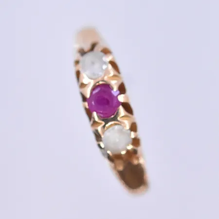 Ring med vita stenar och cerise sten stl:16, bredd 1-4 mm 18K. Vikt: 1,9 g