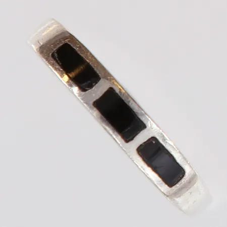 Ring emaljdekor stl:16¾, bredd 2-3mm, bucklig, sliten emalj, 925/1000 silver Vikt: 1,4 g