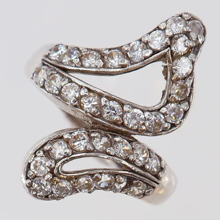 Ring vita stenar stl:17, bredd 2,5-24mm, 925/1000 silver Vikt: 3,8 g