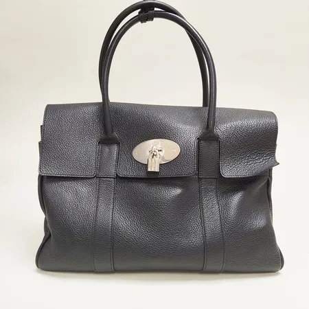 Väska Mulberry Bayswater black grain, silverfärgad beslag, mått 26,5x36x16,5cm, nr 2380965, hänglås, kvitto från NK 2020, inga andra tillbehör. 