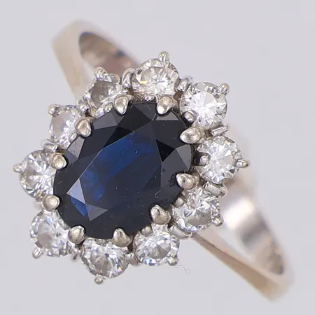 Ring carmosé med blå safir & diamanter 10 x ca 0,05ct stl:18 vitguld 18K Vikt: 3,3 g