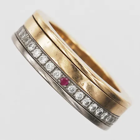 Ring med briljantslipade diamanter 42 x ca 0,02ct, samt en rubin, rörliga delar, stl: 16, gravyr,  tillverkad av Carl Larsson Guldsmed AB, Köping 2006, 18K guld samt vitguld Vikt: 12,7 g