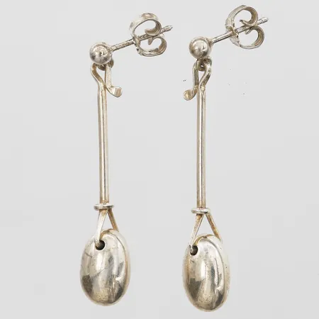 Ett par Örhängen Georg Jensen Dew Drops, design Vivianna Torun Bülow Hübe, höjd 40mm,  silver 925/1000 Vikt: 4,4 g