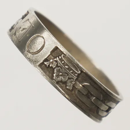 Ring med dekor av kronor, stl:19 bredd 5,5mm, gravyr, silver  Vikt: 2,9 g