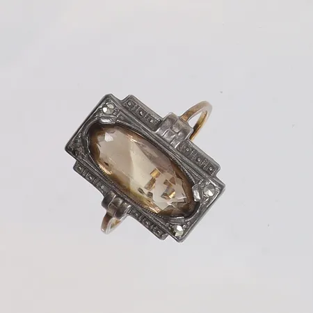 Ring i Art Deco med ljusgul sten samt markasiter, överdel i silver stl:19½ bredd 1-19mm ca1920/30-tal, skena i  guld 18K Vikt: 4,6 g